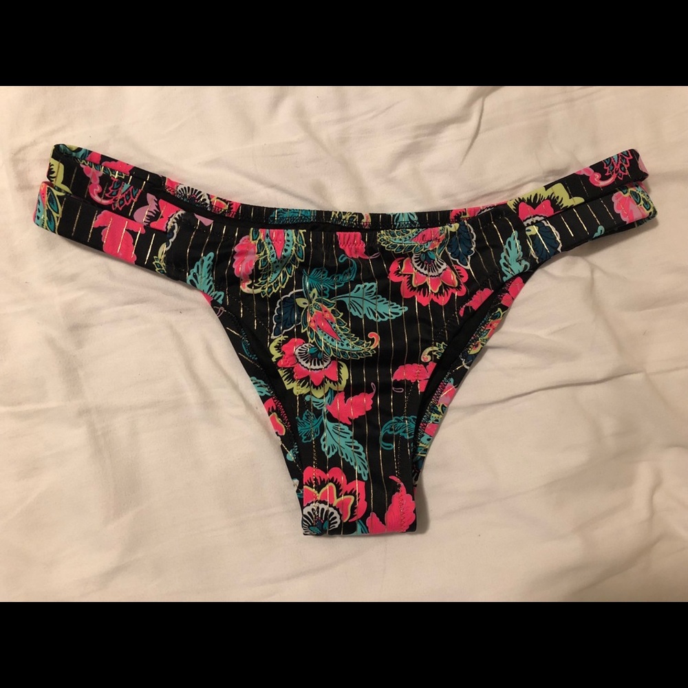 Brand new. Cheeky bikini bottoms.